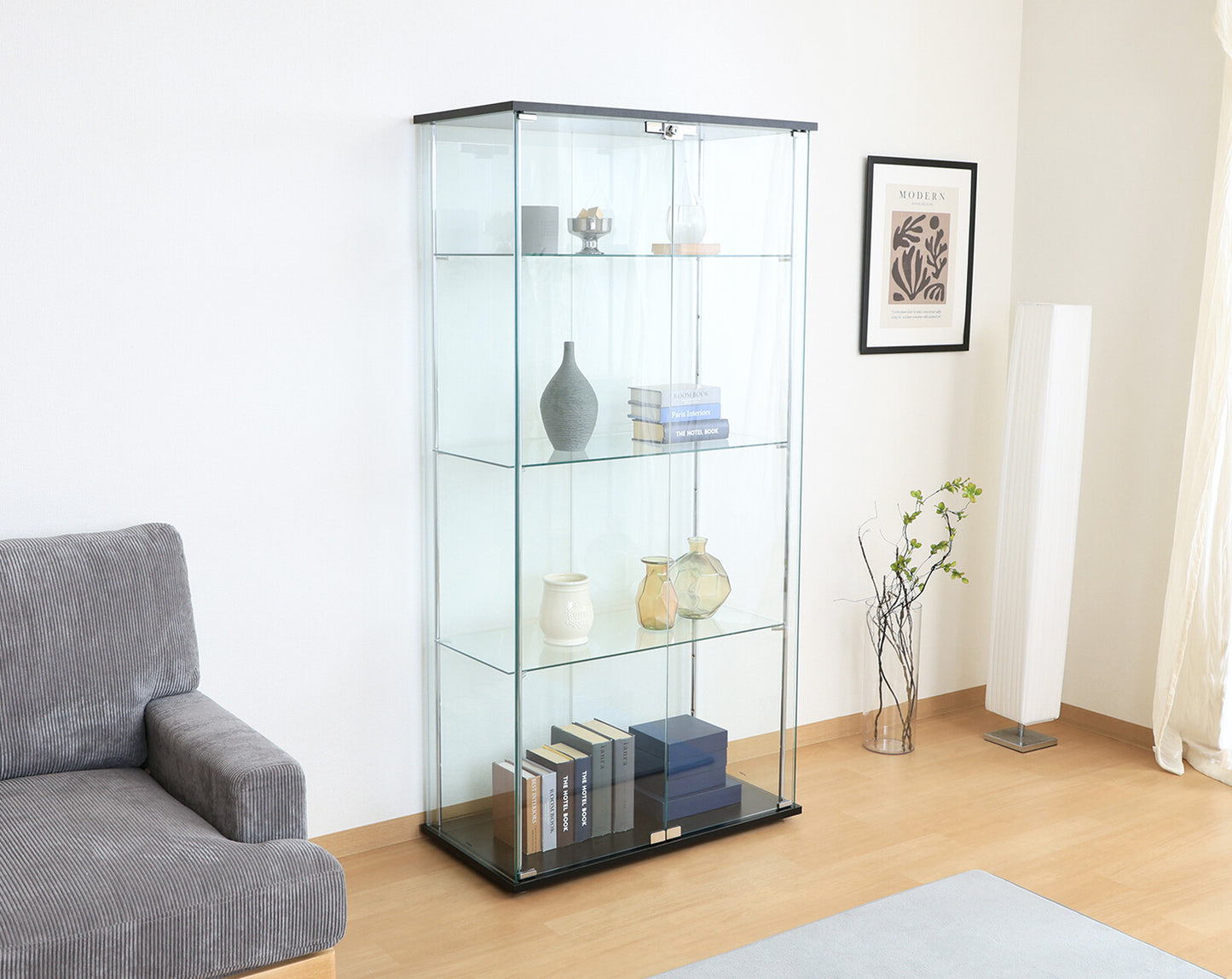 可動棚・鍵付 ガラスコレクションケース | Glass display case with adjustable shelves and lock.