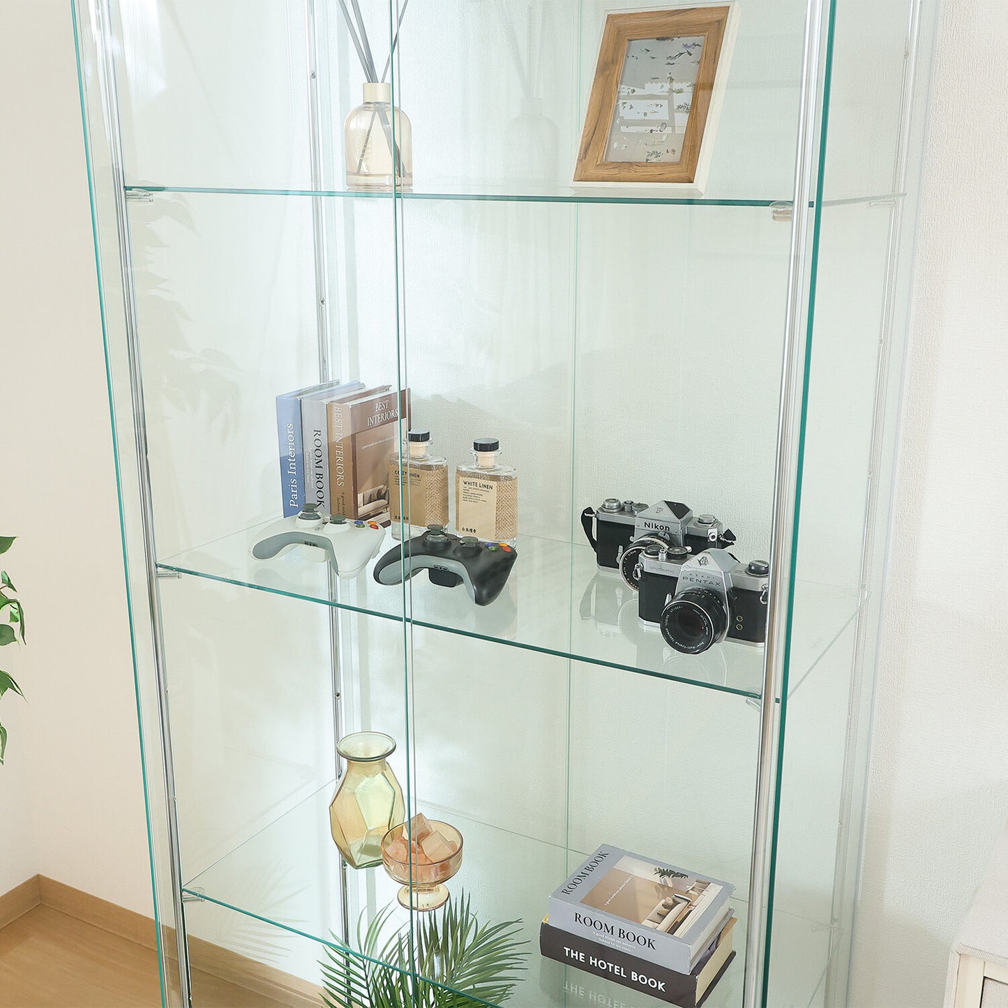 可動棚･鍵付 ガラスコレクションケース | Glass display case with adjustable shelves and lock.