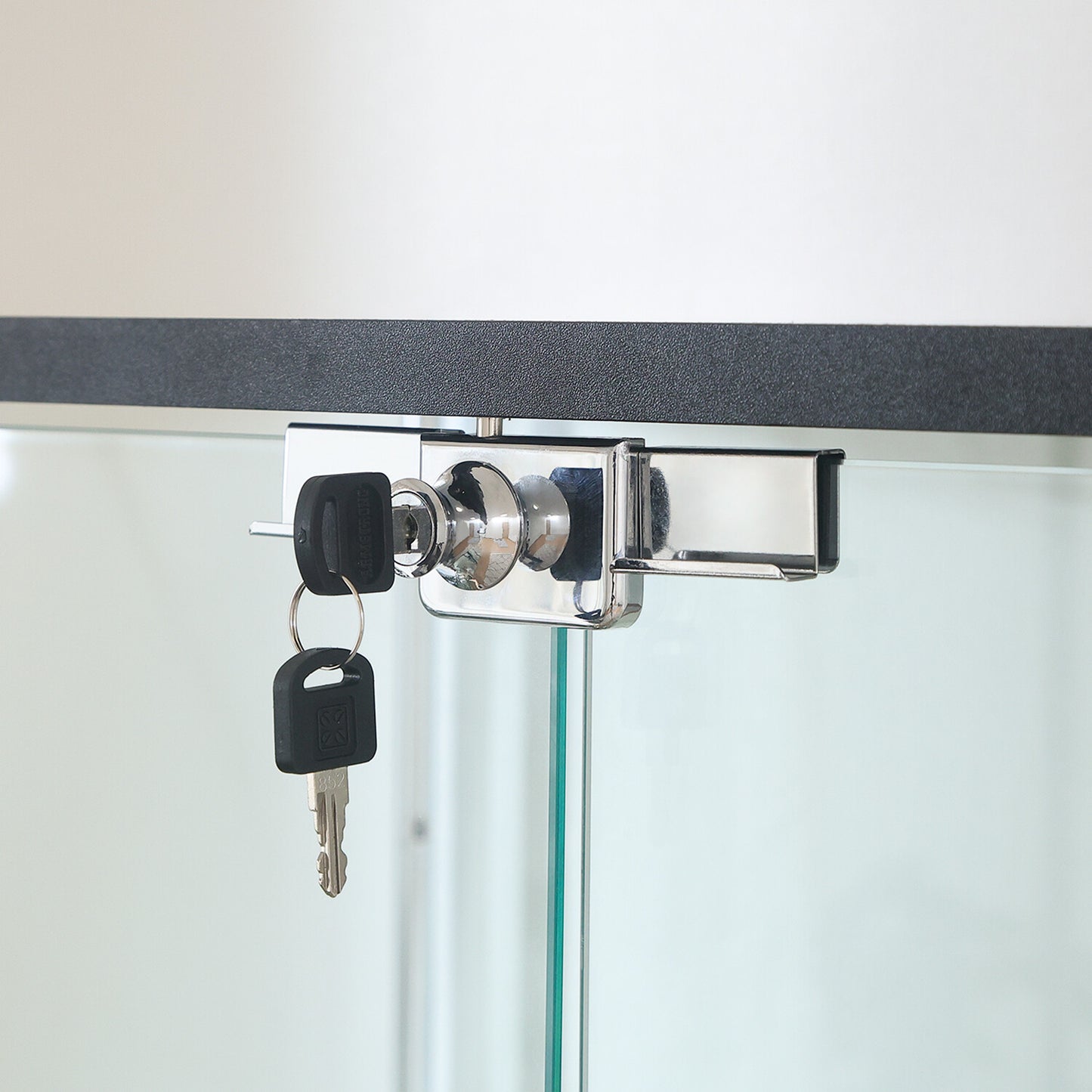 可動棚･鍵付 ガラスコレクションケース | Glass display case with adjustable shelves and lock.